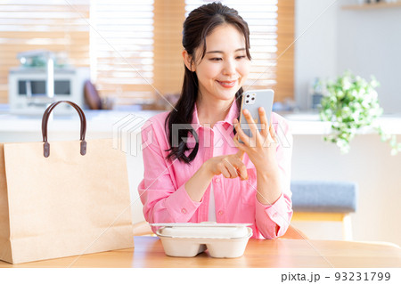 スマホで注文する若い女性 スマホで注文する若い女性 93231799