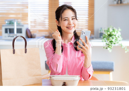 スマホで注文する若い女性 93231801