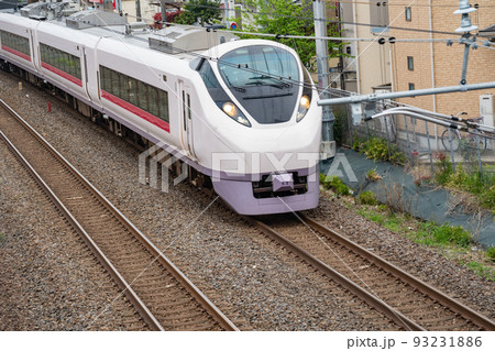 柏から品川に向けて疾走する特急列車 93231886
