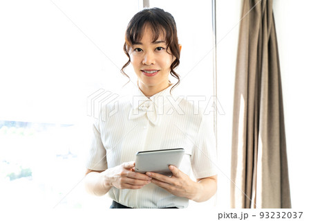 タブレットを見る女性 93232037