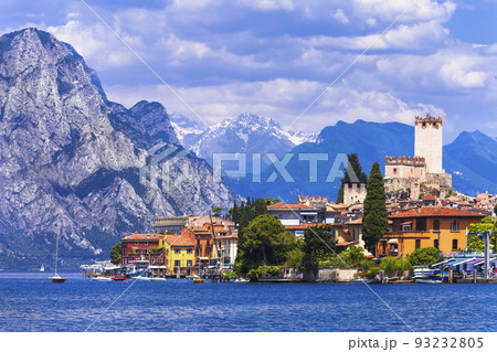 Idyllic lake scenery - beautiful Lago di Garda, view of Malcesine village surrounded by Alps mountains. North of Italy 93232805