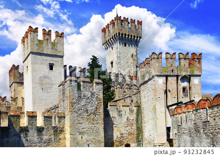 Scaliger Castle in Sirmione, on Lake Garda, north Italy 93232845