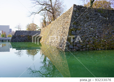 八代城跡のお堀と石垣(熊本県八代市) 八代城跡のお堀と石垣(熊本県八代市) 93233076