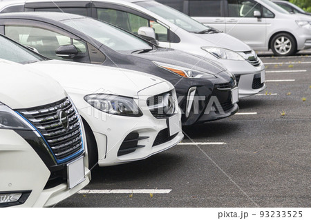 駐車場に並んだ車 93233525