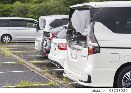 雑草が生えた駐車場 93233526