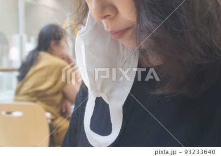 マスクを外した女性　飲食店 93233640