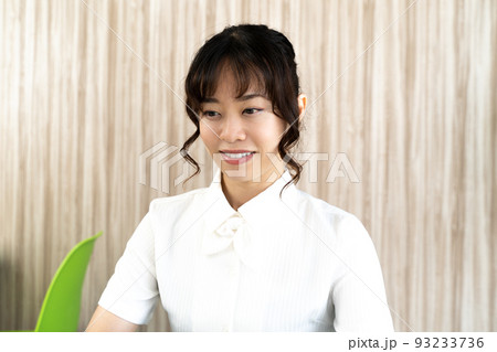 若い女性 93233736