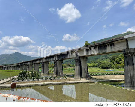 ローカル線の高架橋 93233825