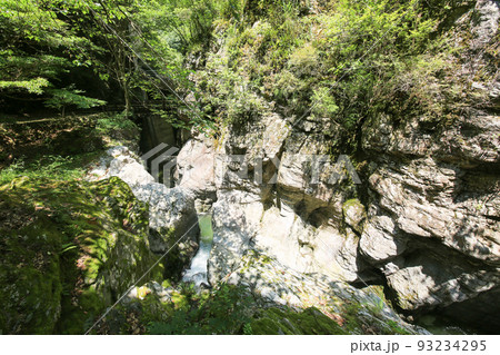 愛媛県砥部町　仙波渓谷の風景 93234295