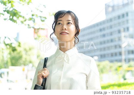 暑い夏にも負けず営業に回る女性社員 93235718