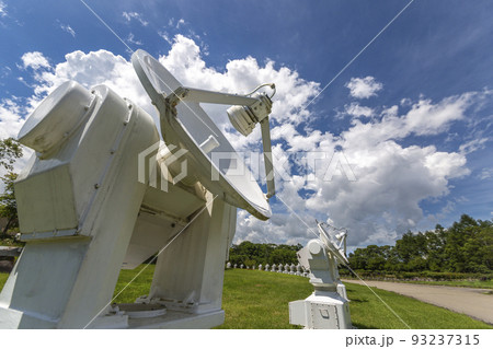 雲のある青空を背景に、太陽観測を行う電波ヘリオグラフ・アンテナ群。宇宙,観測,未知,未来,のイメージ 93237315