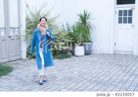 街中を歩く冬服を着たシニア女性 93239057