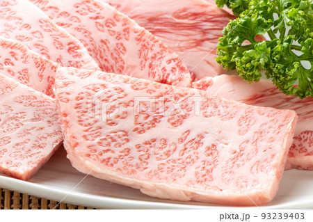 焼肉用牛肉「三角バラ」(カルビの中で上級といわれる希少部位)。 焼肉用牛肉「三角バラ」(カルビの中で上級といわれる希少部位)。 93239403