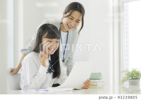 塾でテストの結果を喜ぶ女子学生 高校生 中学生 93239805