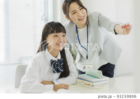 塾で授業を受ける女子学生 中学生 高校生 塾で授業を受ける女子学生 中学生 高校生 93239806