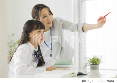 塾で授業を受ける女子学生 中学生 高校生 93239808
