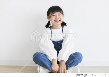 女の子 小学生 93239823