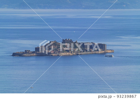 長崎県/ 軍艦島(端島)権現山展望公園からの遠景 着岸用意のツアー・クルーズ船(超望遠レンズ撮影) 長崎県/ 軍艦島(端島)権現山展望公園からの遠景 着岸用意のツアー・クルーズ船(超望遠レンズ撮影) 93239867