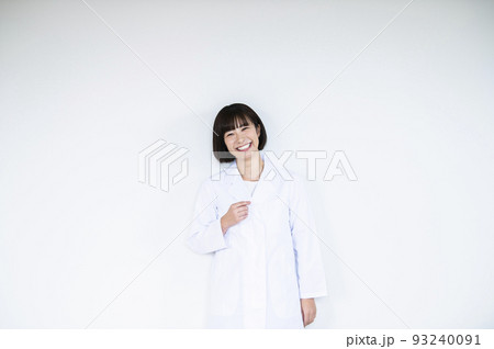 医師 医者 女性 笑顔 カメラ目線 白バック 医師 医者 女性 笑顔 カメラ目線 白バック 93240091