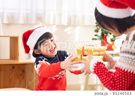 ファミリー　クリスマスプレゼントを交換する親子 93240503