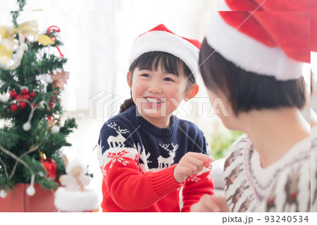 ファミリー クリスマスプレゼントを交換する親子 ファミリー クリスマスプレゼントを交換する親子 93240534