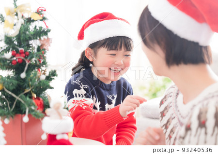 ファミリー クリスマスプレゼントを交換する親子 ファミリー クリスマスプレゼントを交換する親子 93240536