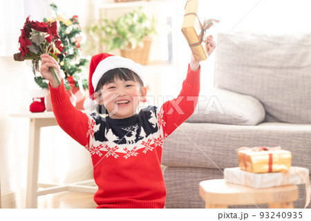 クリスマスプレゼント貰って喜ぶ女の子 93240935