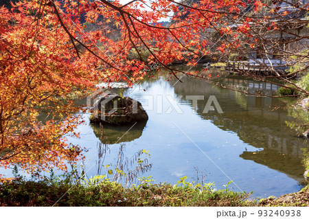 岩屋公園の池と紅葉 93240938