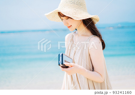 海辺で音楽を聴く女性 海辺で音楽を聴く女性 93241160