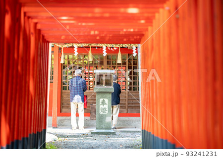 三重県桑名市の桑名城跡にある鎭國稲荷神社にお詣りする人 93241231