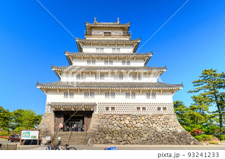 島原城「観光名所:島原観光」春空を背景に島原城 全景風景 島原城「観光名所:島原観光」春空を背景に島原城 全景風景 93241233