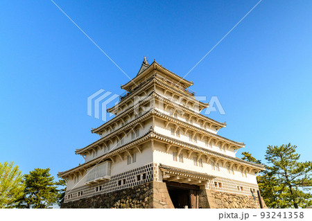 島原城「観光名所：島原観光」春空を背景に島原城　城内風景 93241358
