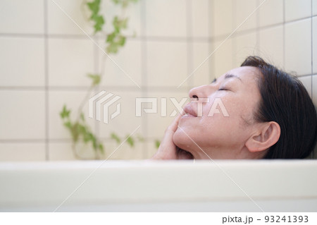 入浴する中年女性 アップ 入浴する中年女性 アップ 93241393