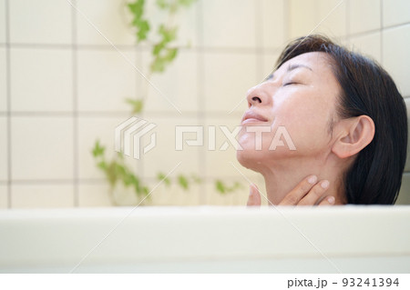 入浴する中年女性 アップ 入浴する中年女性 アップ 93241394