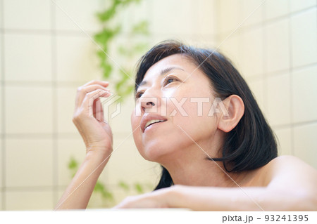 入浴する中年女性 アップ 入浴する中年女性 アップ 93241395