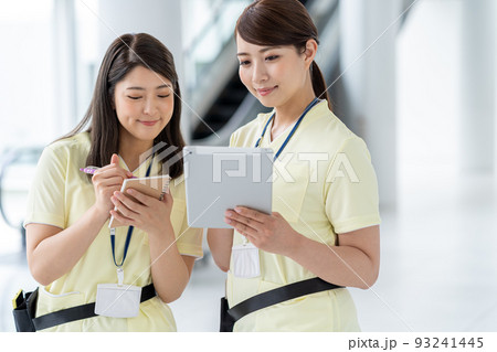 若い女性の介護スタッフ 若い女性の介護スタッフ 93241445