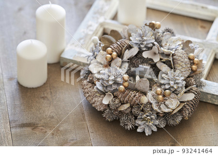 クリスマスリース アンティークなクリスマスイメージ クリスマスリース アンティークなクリスマスイメージ 93241464