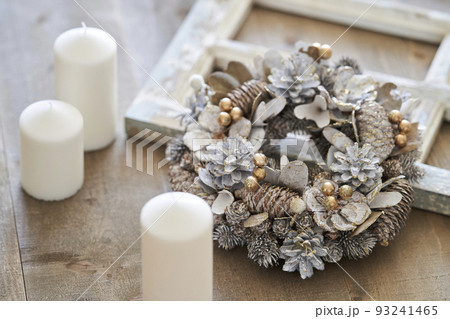 クリスマスリース　アンティークなクリスマスイメージ 93241465