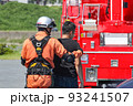 救助隊員と要救助者 93241507