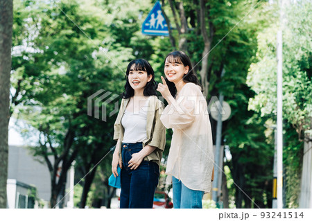 女性 友達 街 女性 友達 街 93241514