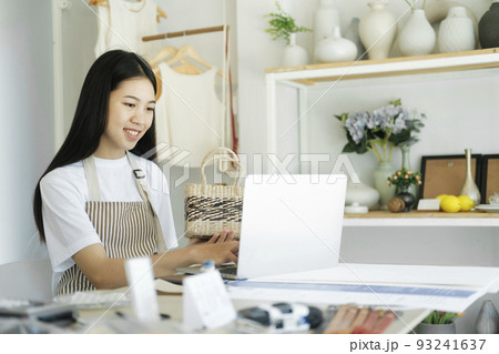 Young asian businesswoman fashion blogger showing woven basket products with smiling face. 93241637