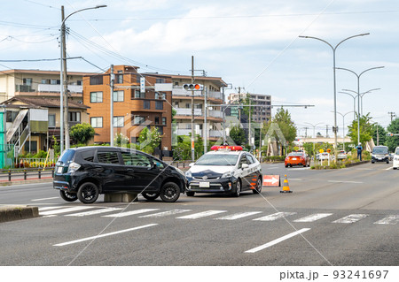 自動車事故　自損事故　交差点　パトカー 93241697