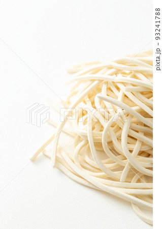 うどん　生麺　白バック 93241788