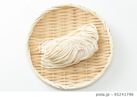 ザルに入ったうどん　生麺　白バック 93241796