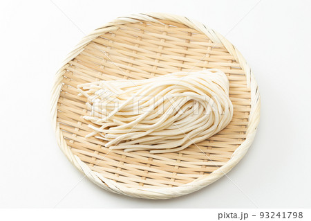 ザルに入ったうどん 生麺 白バック ザルに入ったうどん 生麺 白バック 93241798
