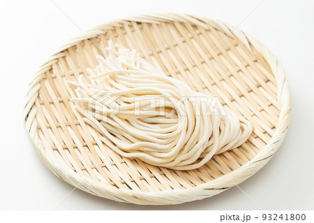 ザルに入ったうどん　生麺　白バック 93241800