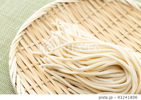 ザルに入ったうどん 生麺 ザルに入ったうどん 生麺 93241806
