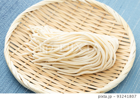 ザルに入ったうどん 生麺 ザルに入ったうどん 生麺 93241807