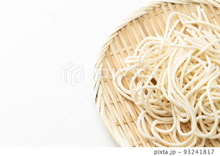 ザルに入ったうどん　生麺　白バック 93241817