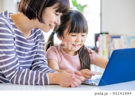 家でプログラミングをする女の子 93241994